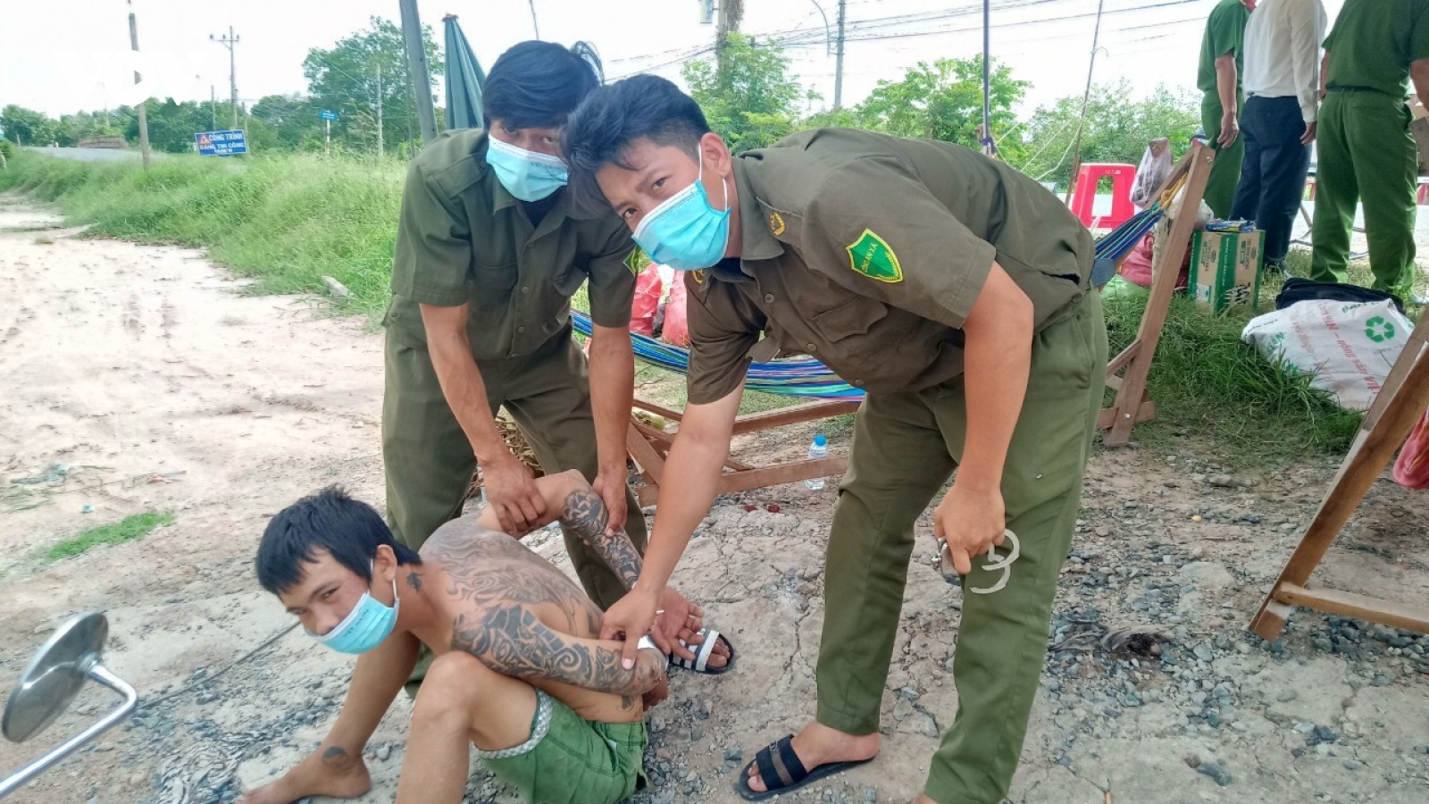 Kẻ "ngáo đá" cầm dao tấn công lực lượng ở chốt kiểm dịch