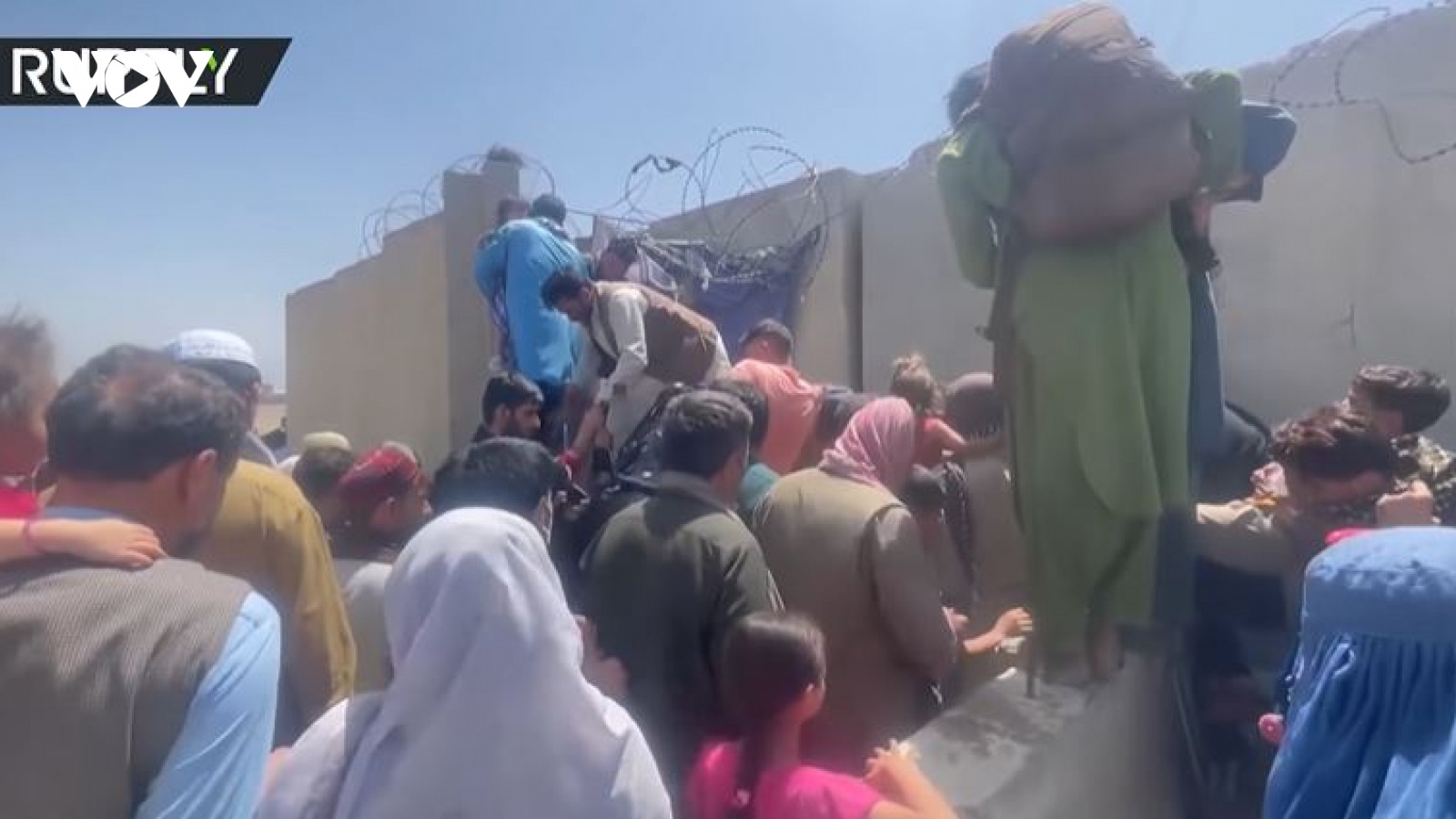 Taliban bắn cảnh cáo khi người dân đổ về sân bay, tuyệt vọng chạy khỏi Afghanistan