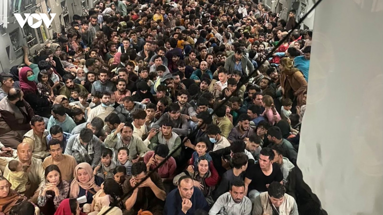 Hơn 600 người chen chúc trên máy bay vận tải của Mỹ, tháo chạy khỏi Afghanistan