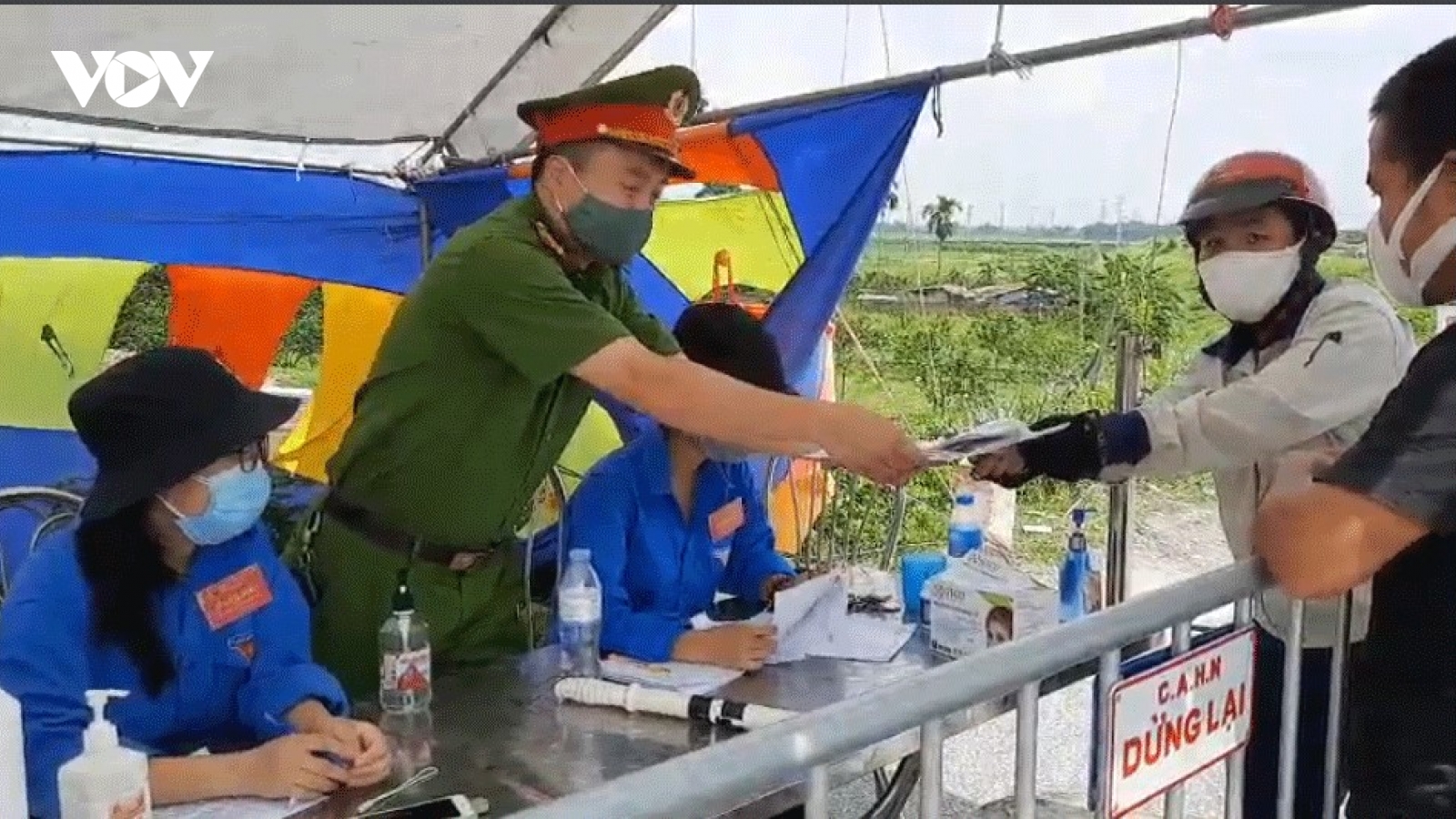 Chốt chống dịch ngoại thành Hà Nội siết chặt kiểm soát dân ra đường 