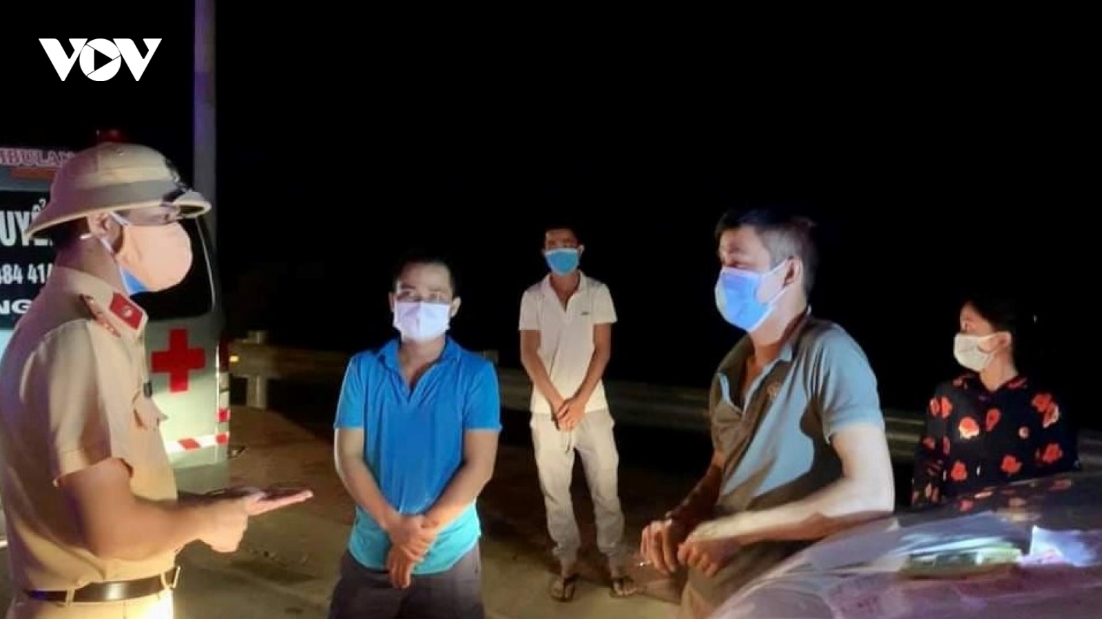 Dùng xe cứu thương chở khách "thông chốt" kiểm soát dịch