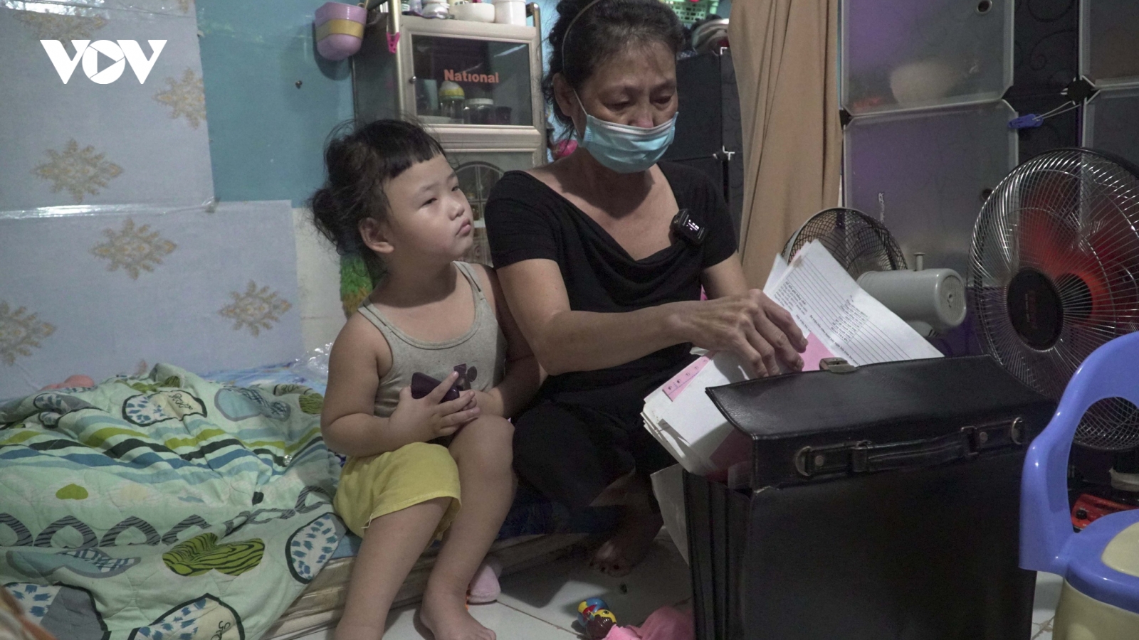 Thất nghiệp vì dịch Covid-19: Hai bà cháu chỉ biết từng bữa cơm với nước mắm, nước tương