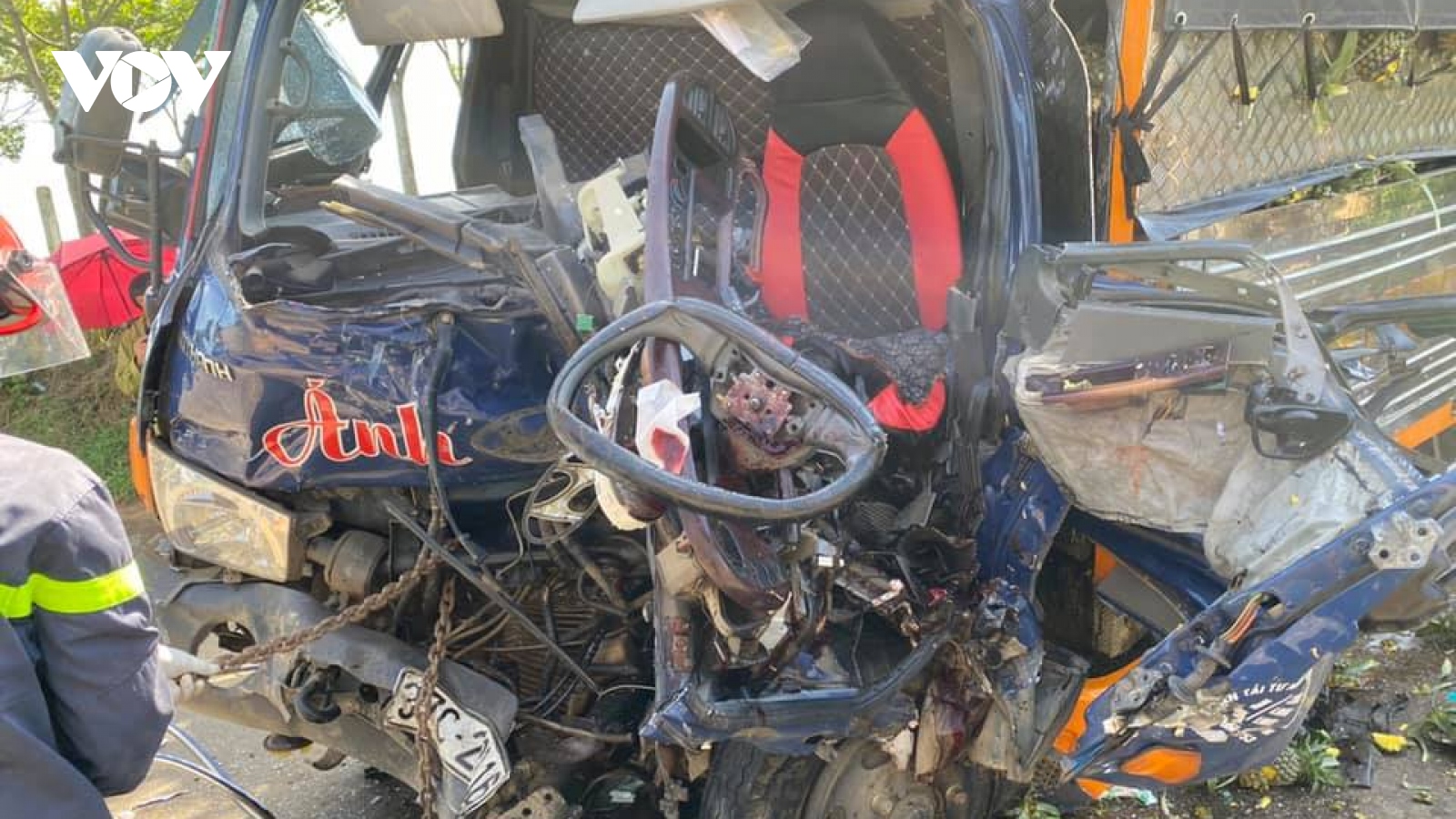 Tài xế xe tải tử vong, thi thể kẹt cứng trong ca bin bẹp dúm sau tai nạn