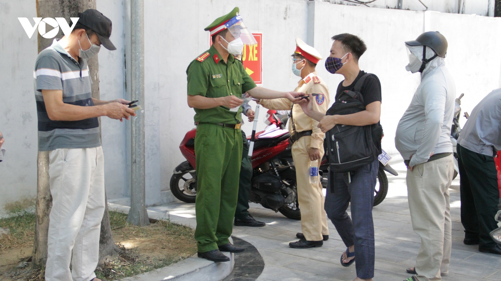 Nghệ An tăng cường kiểm soát, xử phạt người trong ở cách ly ra đường khi không cần thiết