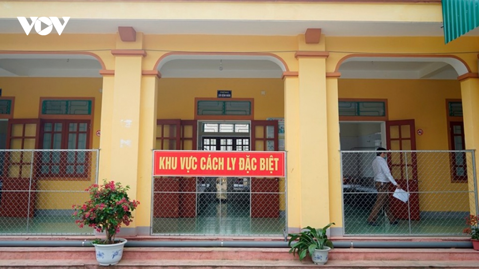 Chủ tịch xã bị đình chỉ công tác vì để người trong khu cách ly đi lại tự do