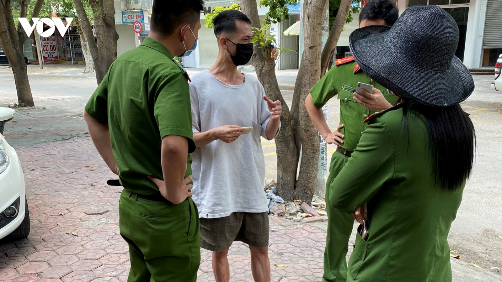 Nam thanh niên ra đường trong thời gian cách ly xã hội bị phát hiện dương tính với ma túy