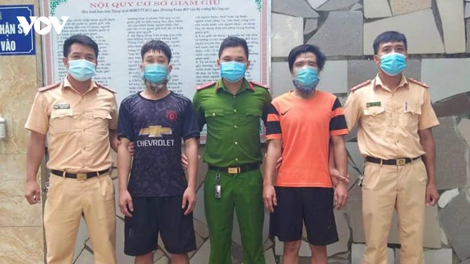 Hai đối tượng mang ma túy “thông chốt” kiểm soát dịch nhằm thoát thân