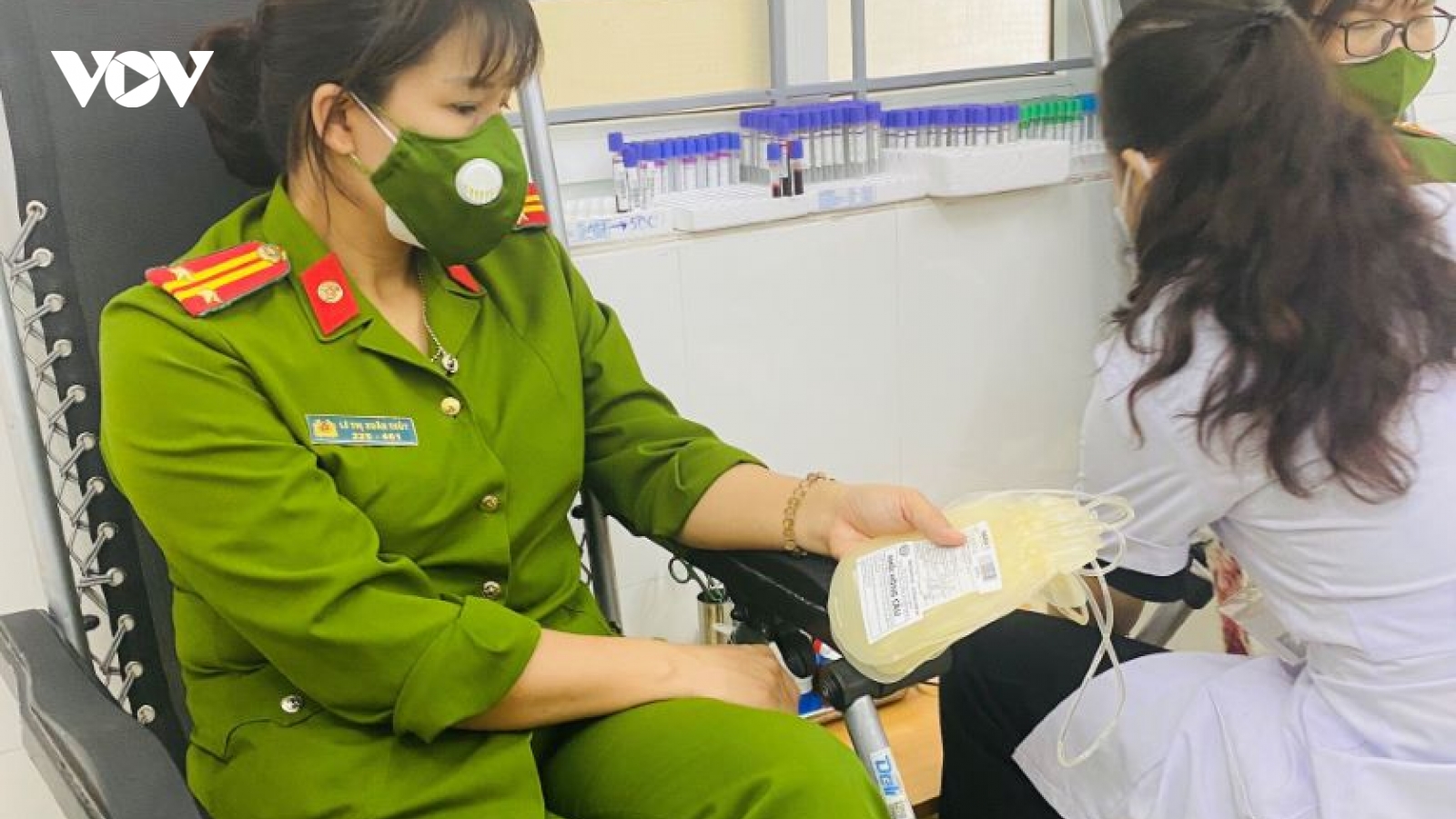 Vừa trực chốt trở về, nữ công an đến ngay bệnh viện hiến máu cứu người