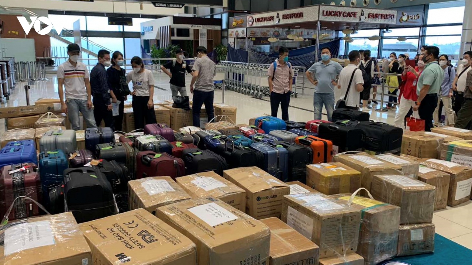 Thêm một chuyến bay chở gần 200 y bác sỹ vào hỗ trợ miền Nam chống dịch