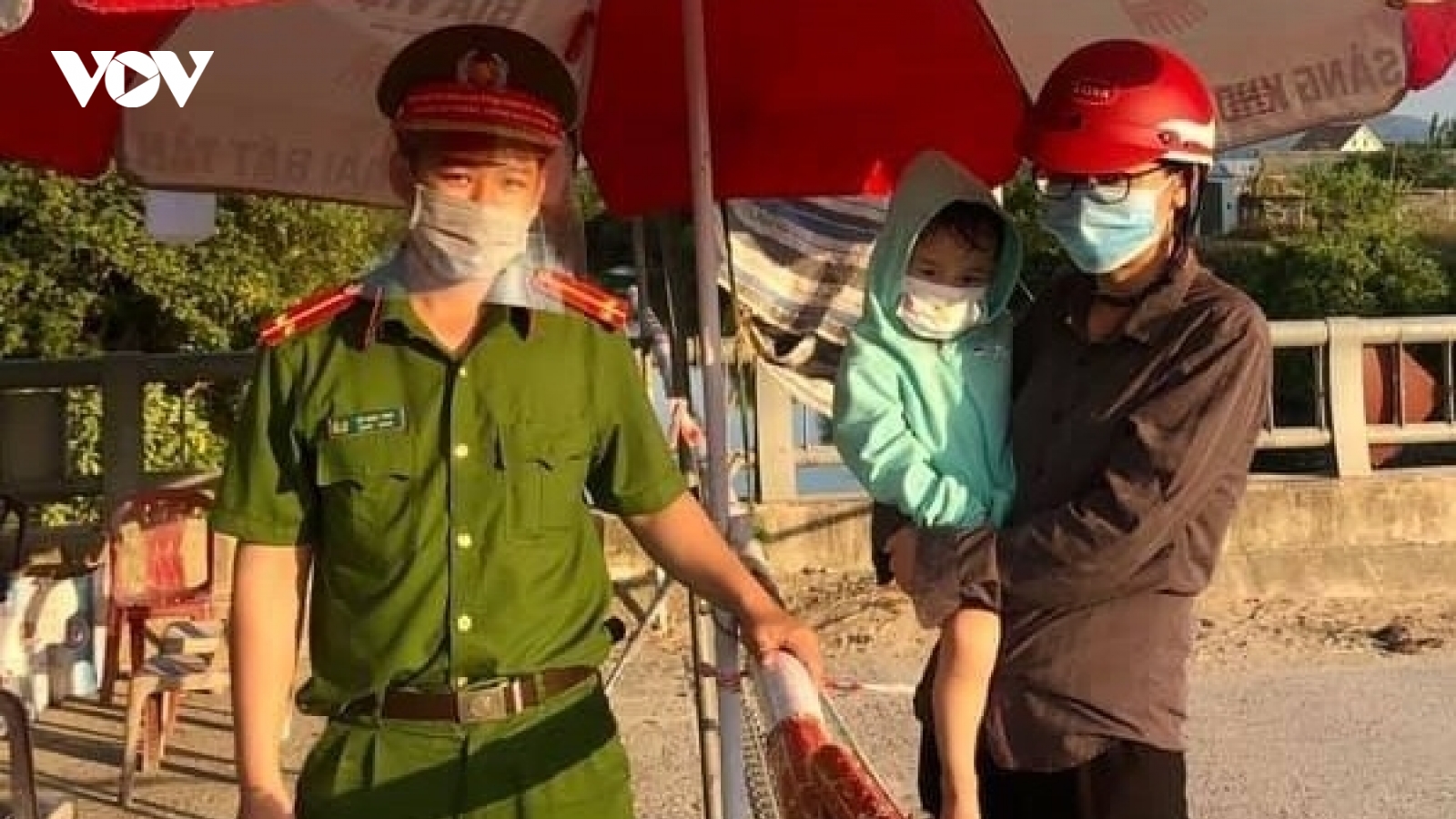 Trung úy công an trực chốt kịp thời đưa bé 3 tuổi đến bệnh viện cấp cứu