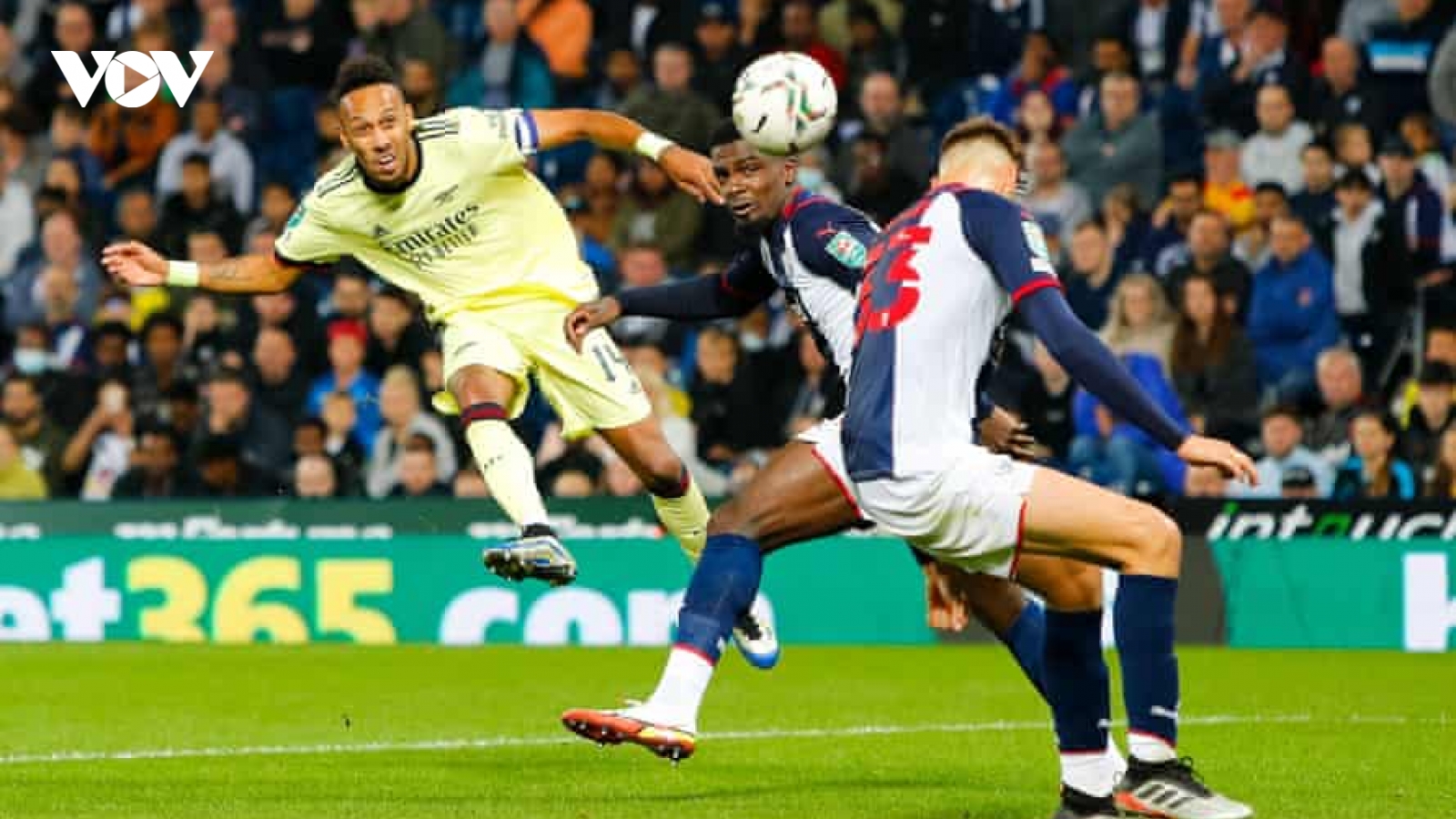 Aubameyang lập hat-trick, Arsenal "đánh tennis" trước West Brom