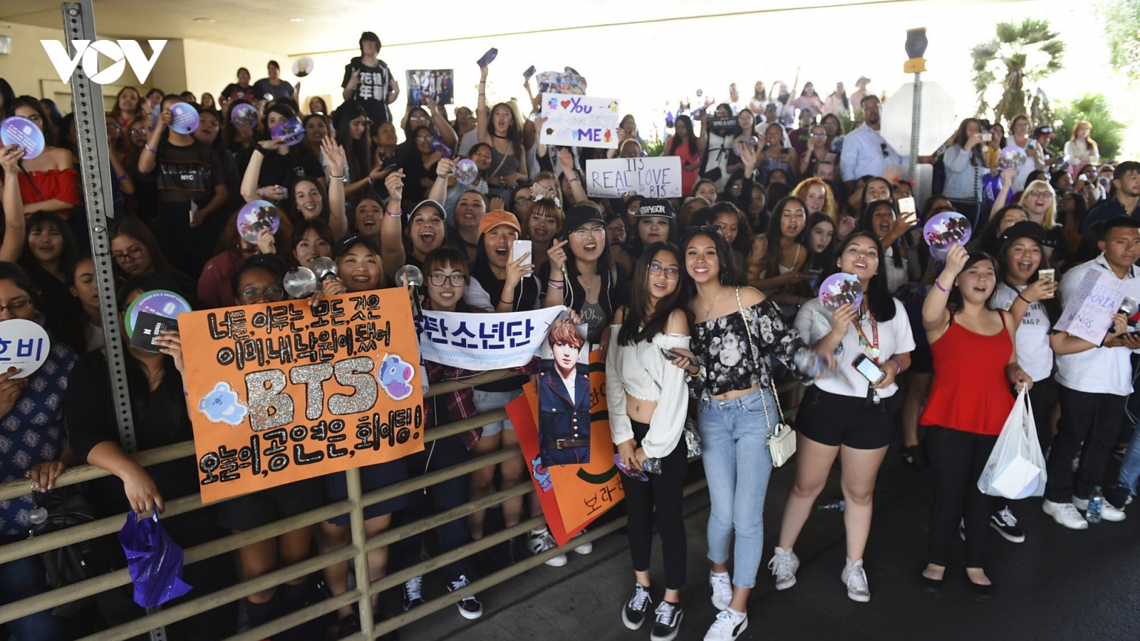 Người hâm mộ BTS đang làm sai lệch xếp hạng Billboard?