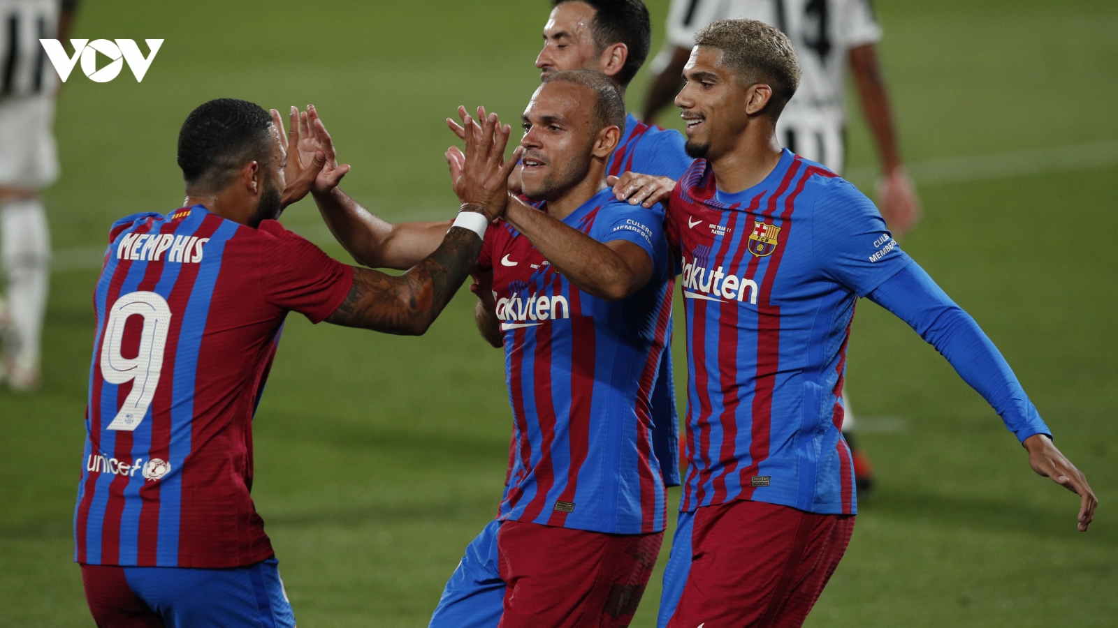 Đè bẹp Juventus của Ronaldo, Barca nâng cúp ngay sau khi chia tay Messi