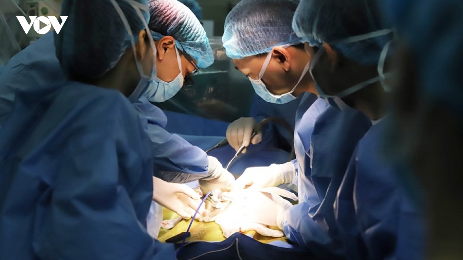 Lần đầu tiên Việt Nam ghép gan cứu sống bé gái ung thư gan giai đoạn cuối