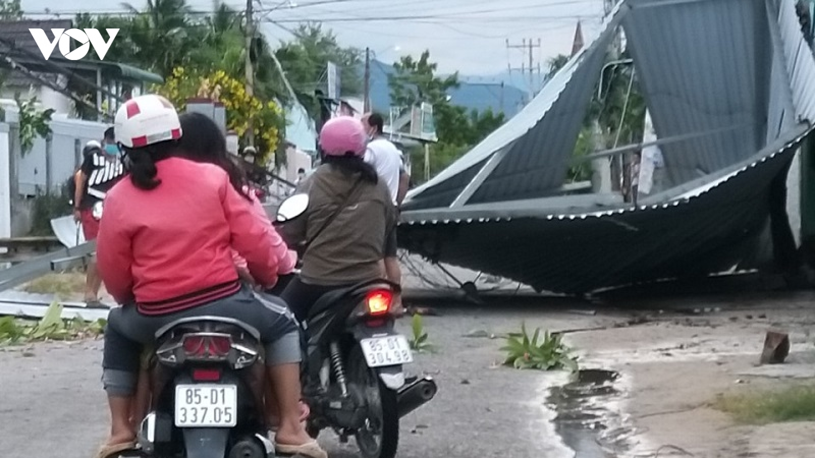 Ninh Thuận, Tiền Giang và Bến Tre bất ngờ bị lốc xoáy gây thiệt hại nặng