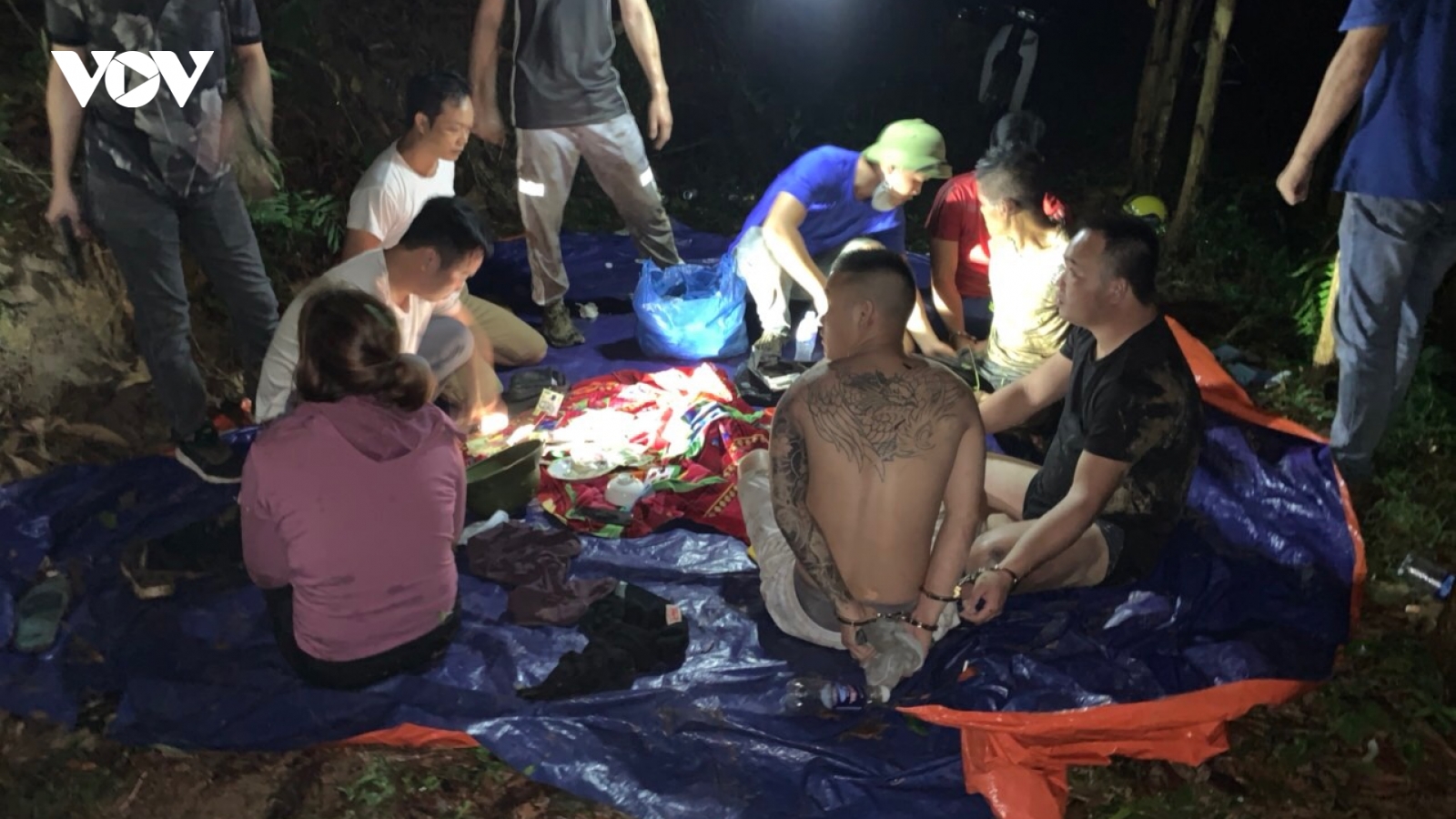 Trốn vào rừng để đánh bạc giữa mùa dịch