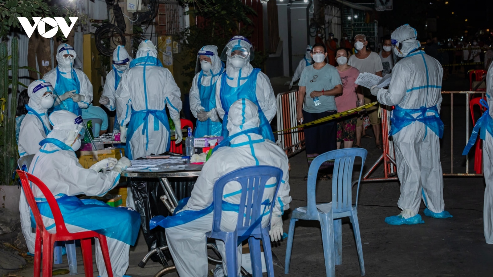 Lo ngại biến chủng Delta, Campuchia tiêm vaccine liều thứ 3 cho lực lượng tuyến đầu