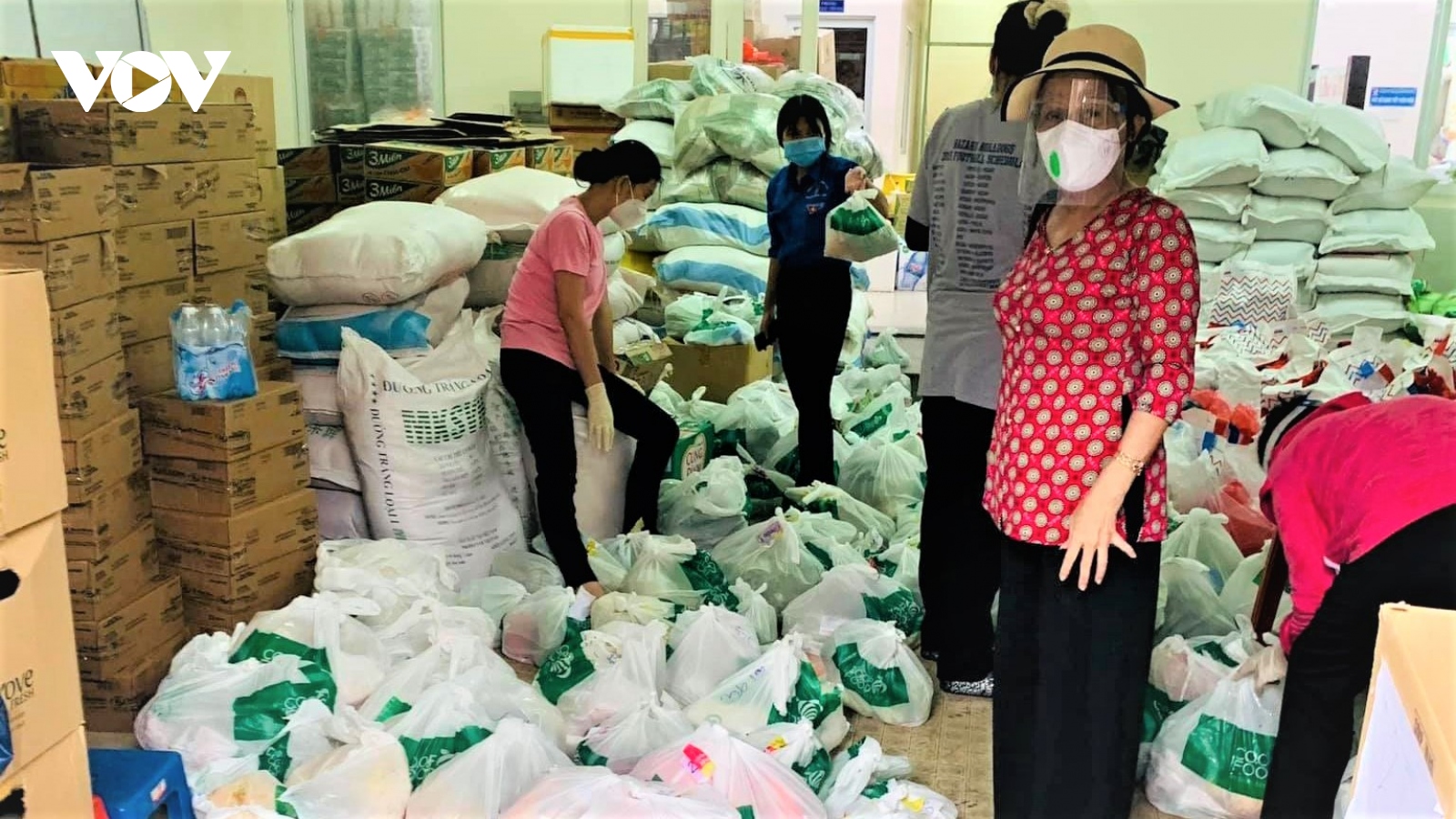TP.HCM: Quá tải đơn đi chợ hộ, nhiều gia đình lo lắng vì đã cạn thực phẩm