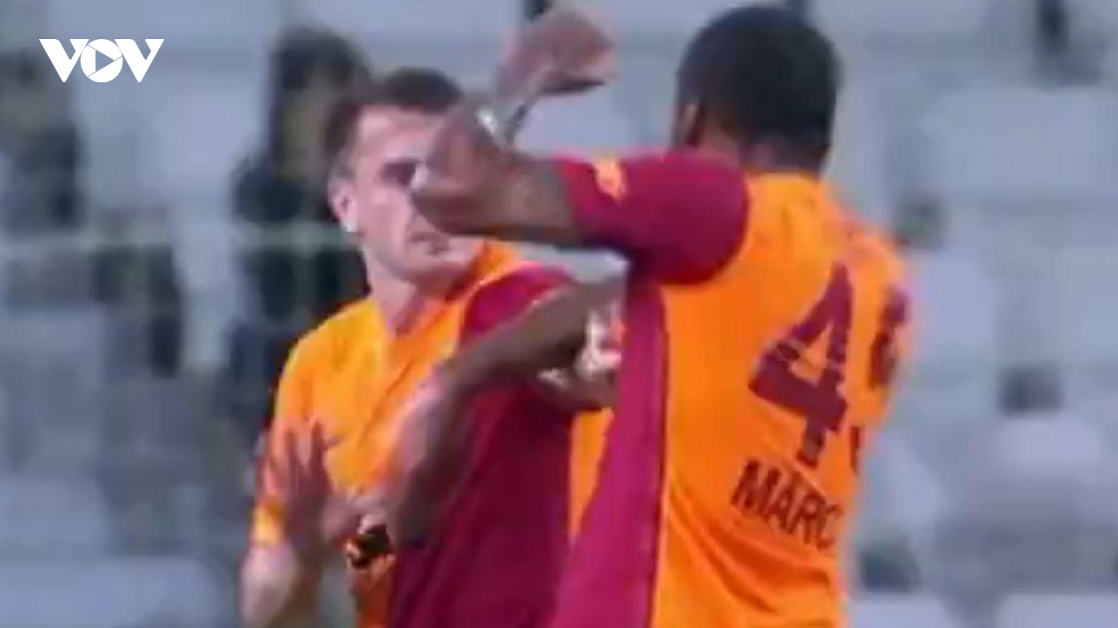 Cầu thủ Galatasaray đấm đồng đội ngay giữa trận đấu