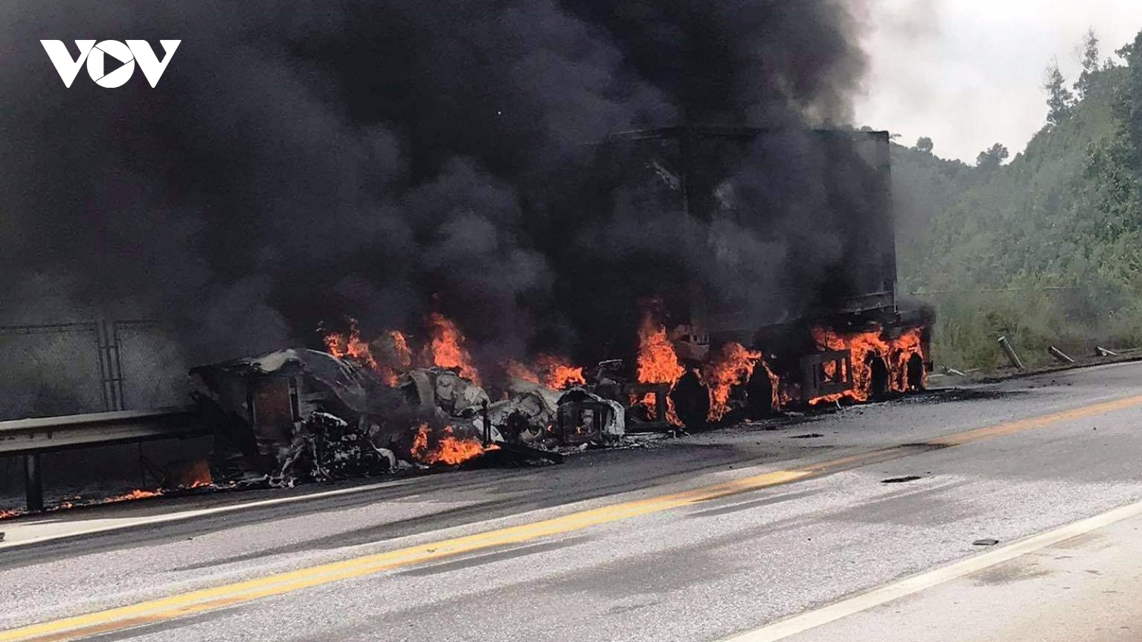 Cháy xe bồn trên cao tốc Nội Bài - Lào Cai, tài xế tử vong