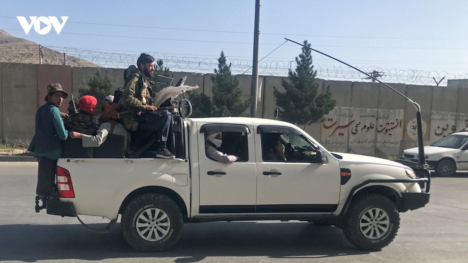 Taliban vấp phải sự kháng cự đầu tiên, nỗ lực điều hành đất nước đối mặt thách thức lớn