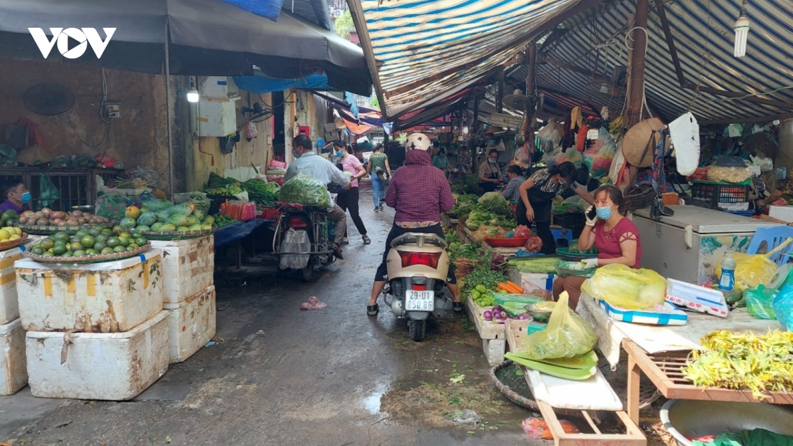 Giá hàng hóa tại chợ dân sinh tăng do vận chuyển hàng khó khăn