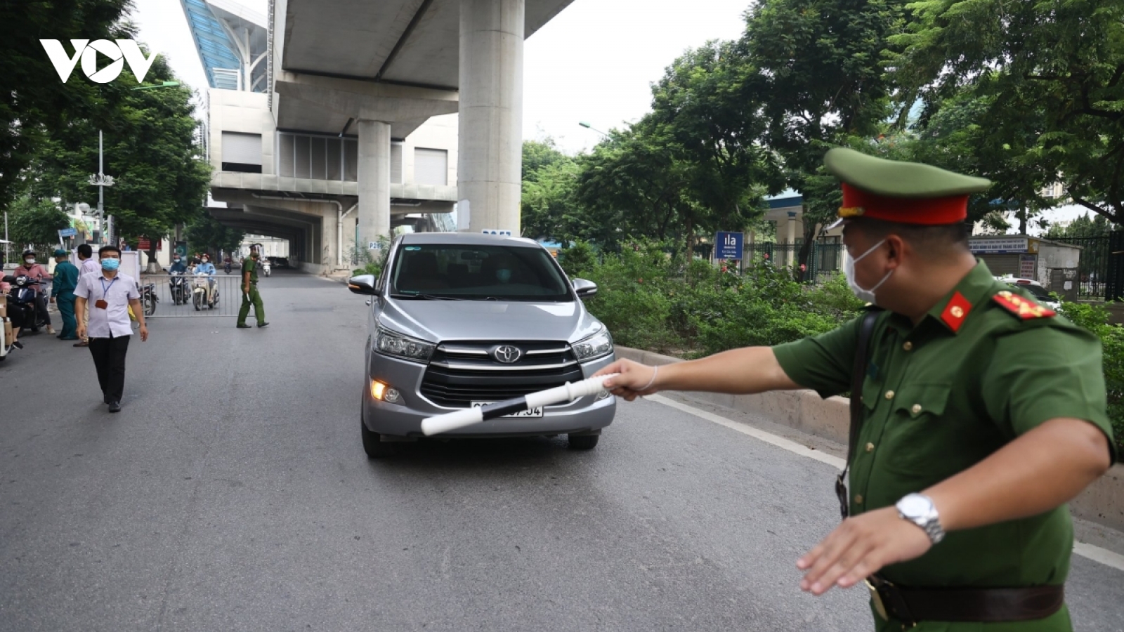 Lái ô tô bỏ chạy, đâm cán bộ chốt kiểm soát dịch bị thương