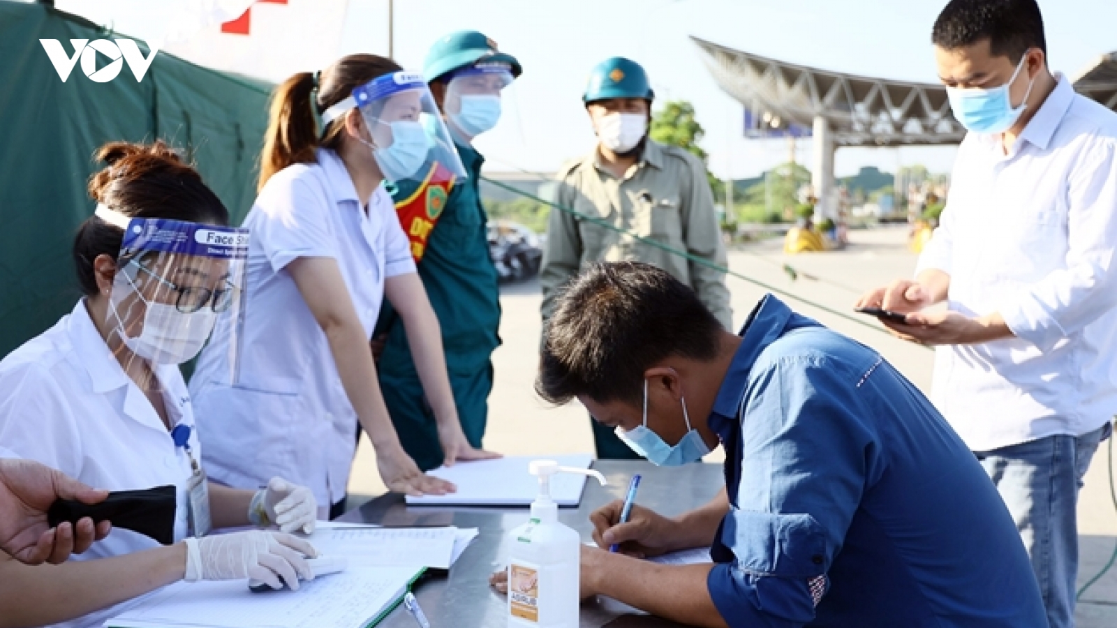 Tất cả lái xe vào Hà Nội phải test Covid-19 tại bến xe Nước Ngầm và Yên Nghĩa