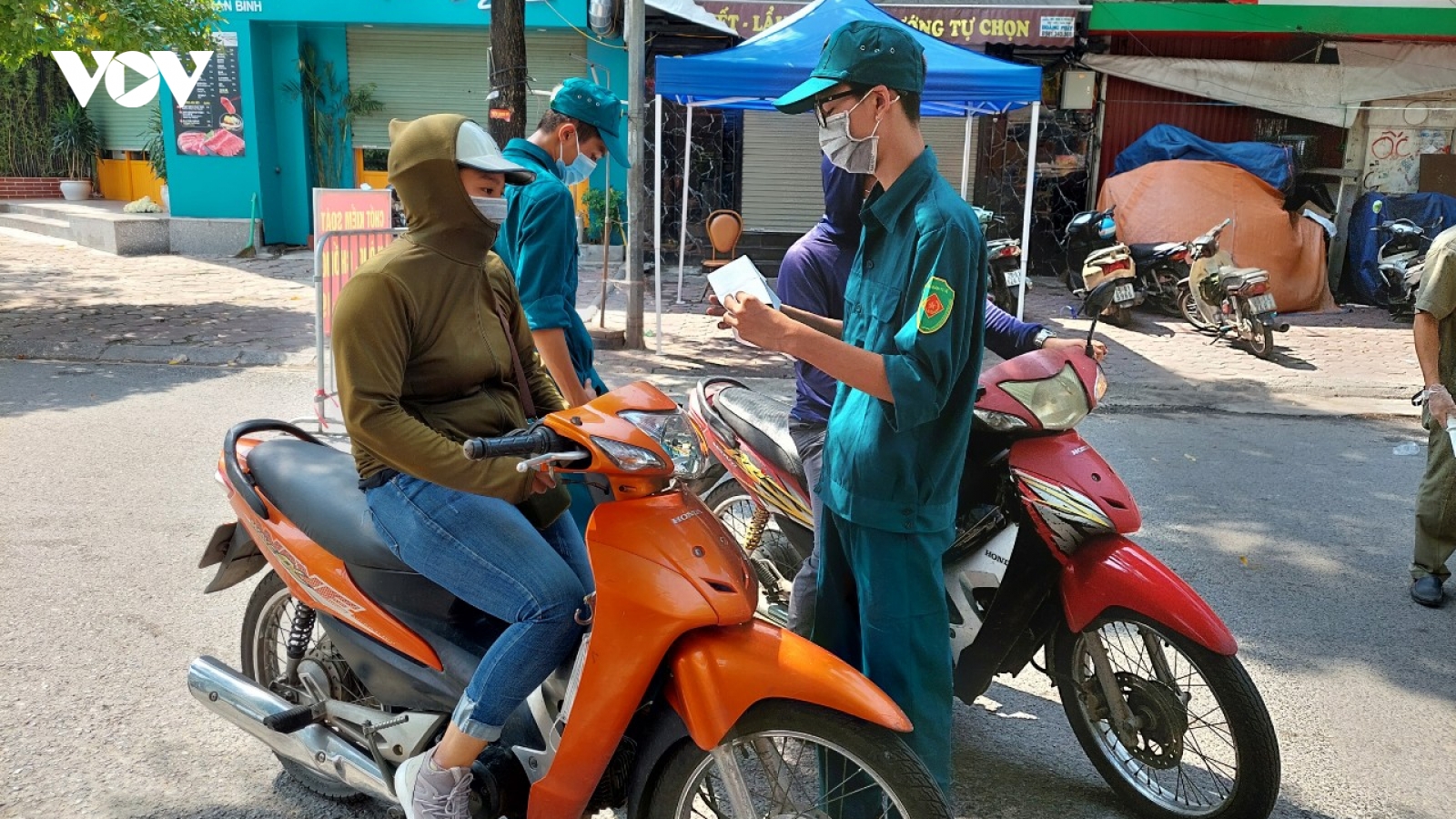 Miệt mài ngày đêm bám chốt kiểm soát tại phường, xã ở Hà Nội