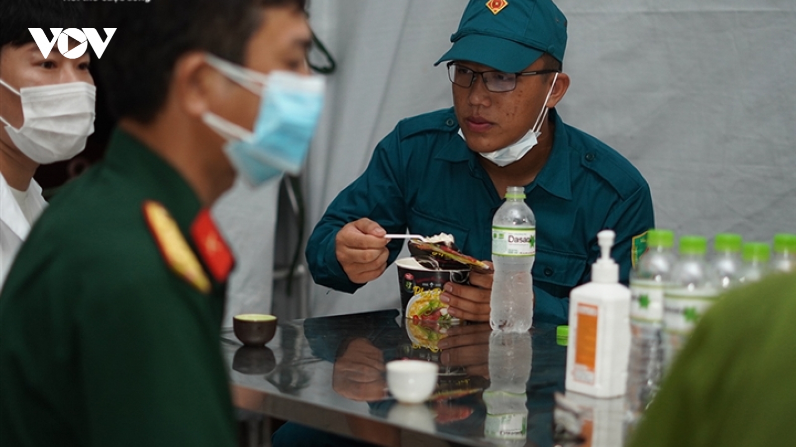 Chiến sĩ chốt kiểm soát ăn mì chống đói, động viên nhau chống dịch lúc nửa đêm