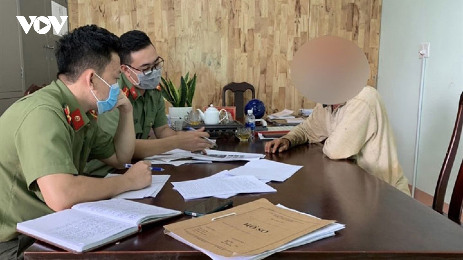 Bạn gái bị đưa đi cách ly, người đàn ông lên Facebook xúc phạm trưởng công an xã