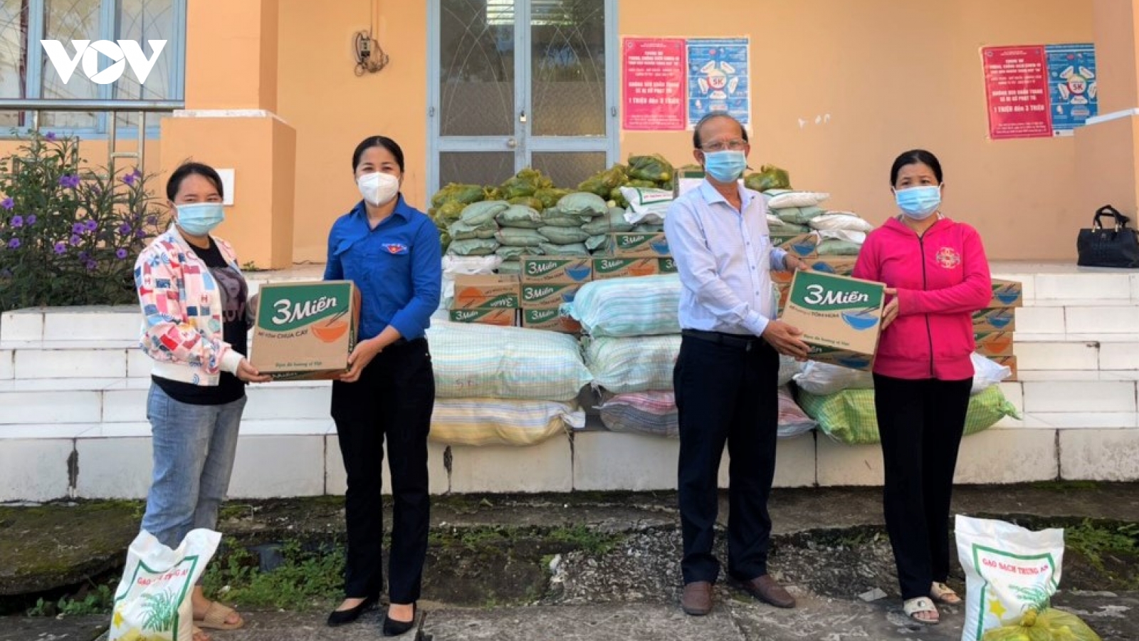 Cần Thơ tặng quà cho thiếu nhi khó khăn và người lao động thất nghiệp