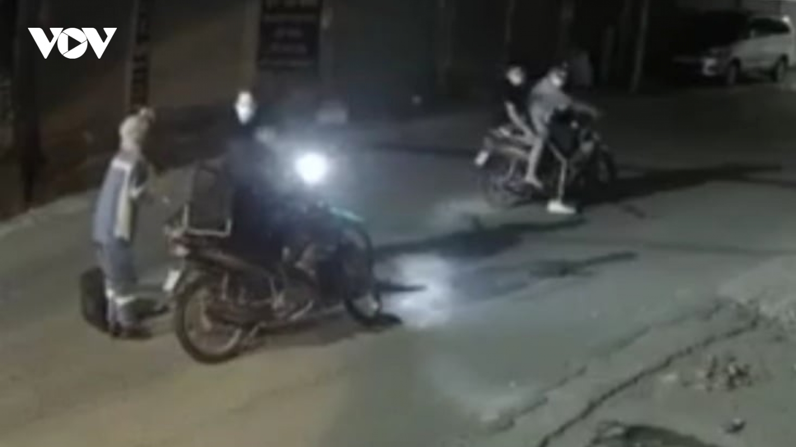 Nữ công nhân môi trường Hà Nội bị 4 thanh niên cướp xe máy trong đêm