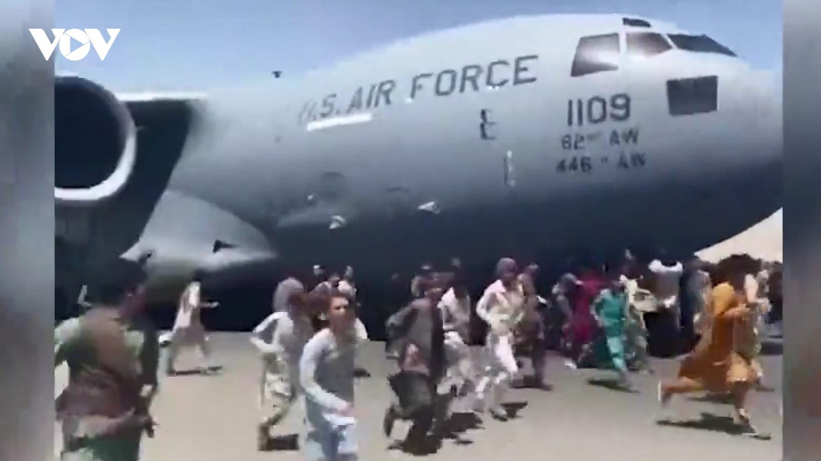 Ám ảnh cảnh đám đông bám lấy máy bay Mỹ ngay trên đường băng ở Afghanistan
