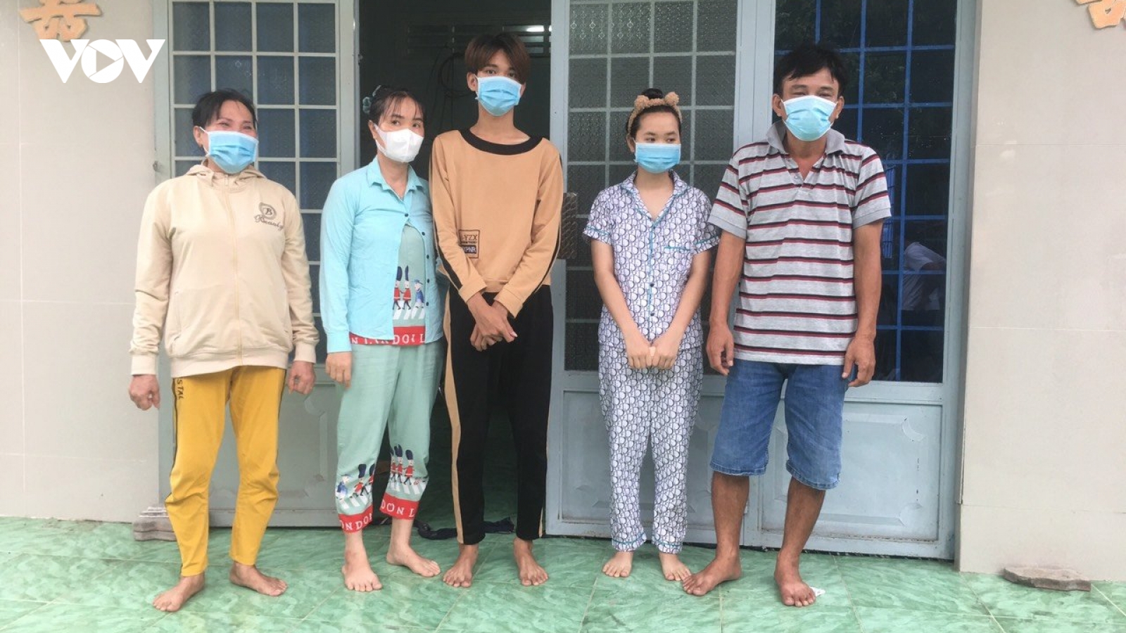 Bắt quả tang 5 đối tượng đánh bài ăn tiền trong thời gian giãn cách ở Vĩnh Long
