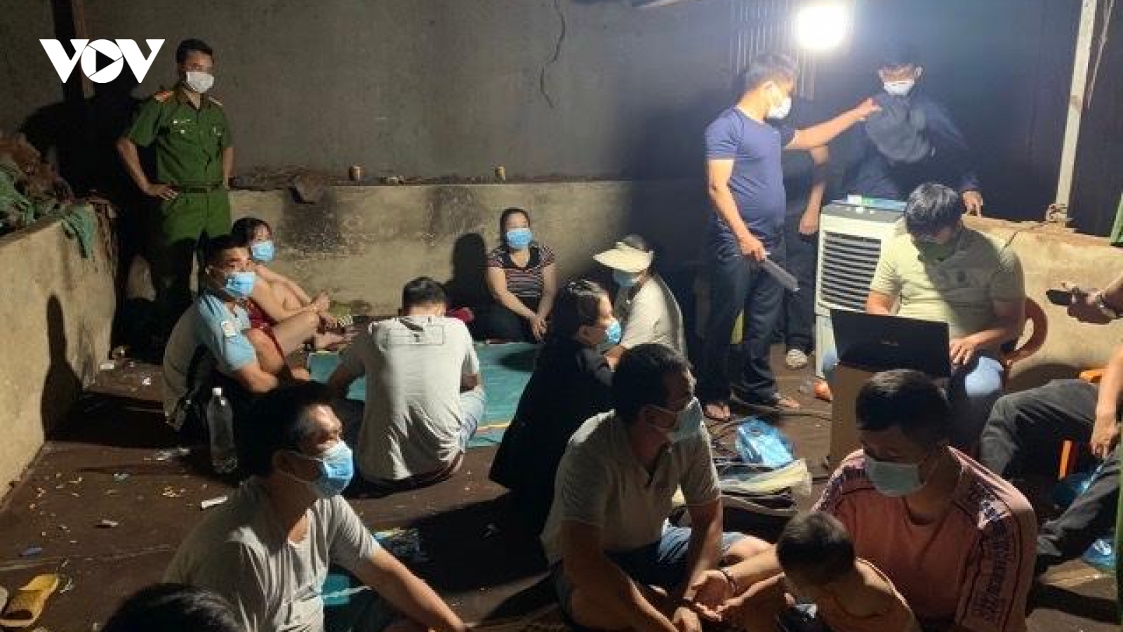 Đắk Lắk: Bắt quả tang 12 đối tượng đánh bạc trong thời gian giãn cách xã hội