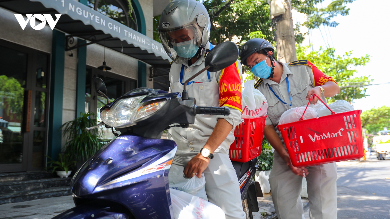 Các thành viên Quy tắc đô thị ở Đà Nẵng “đi chợ” giúp dân