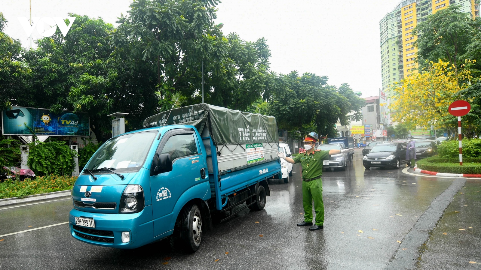 Nhiều người dân Hà Nội vẫn phải quay đầu xe vì giấy đi đường thiếu xác nhận của phường