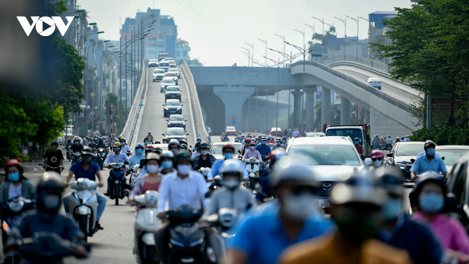 Đường phố Hà Nội đông đúc sáng thứ Hai đầu tuần, không đảm bảo giãn cách