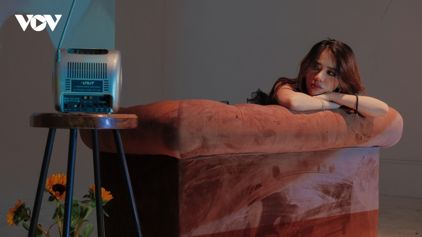 Phùng Khánh Linh “đánh úp” người hâm mộ bằng ca khúc mới và tạo hình lạ lẫm