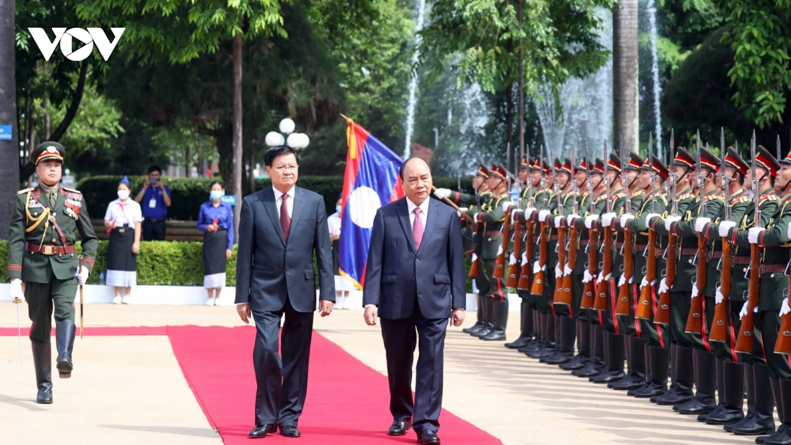 President Phuc begins official friendship visit to Laos