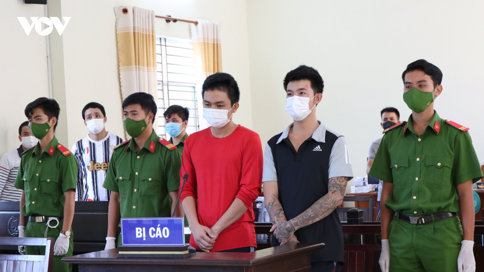 Né chốt kiểm soát dịch còn dùng dao dọa cảnh sát