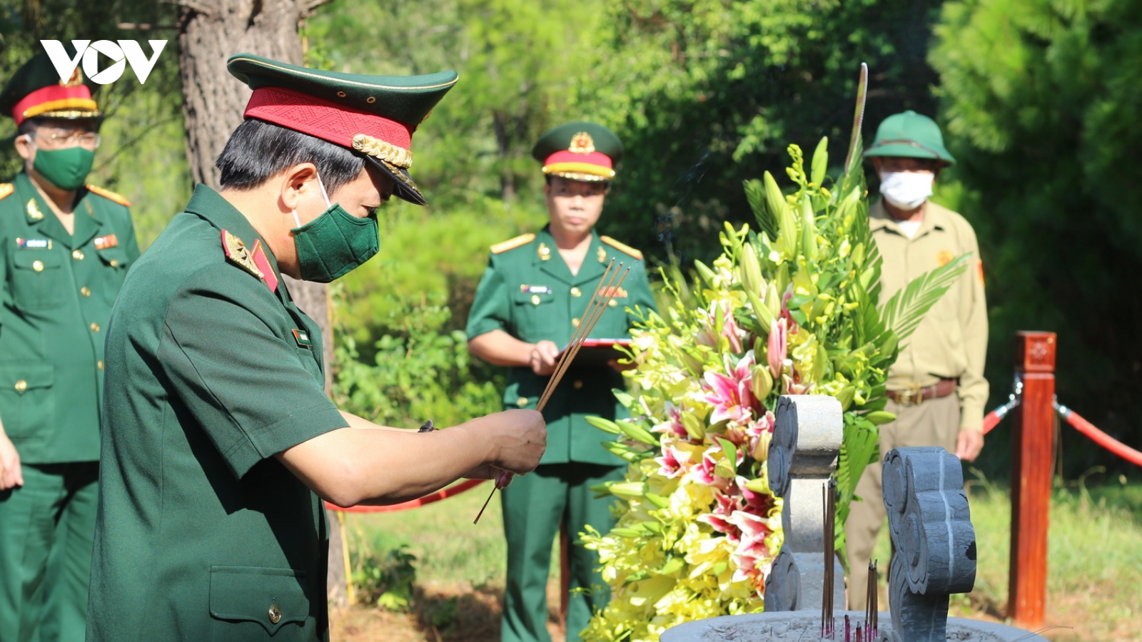 Dâng hương, viếng mộ Đại tướng Võ Nguyên Giáp kỷ niệm 110 năm ngày sinh