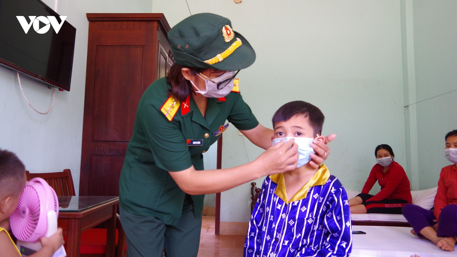 Chăm lo cho người dân trong khu cách ly ở Gia Lai