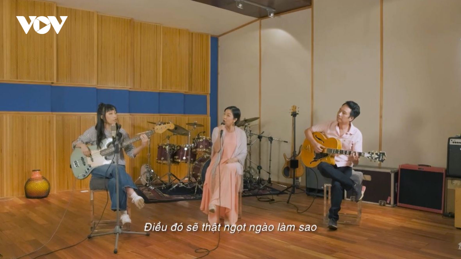 Mỹ Anh đánh đàn bass, song ca ăn ý cùng diva Mỹ Linh khiến khán giả thích thú