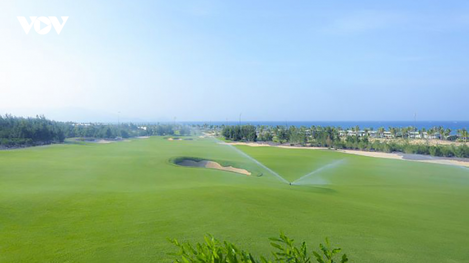Giám đốc Sở Du lịch Bình Định tiếp xúc với F0 tại sân golf