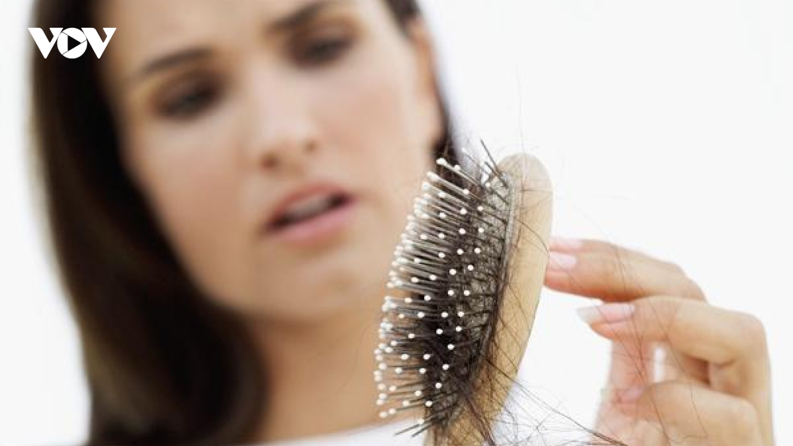 Nguyên nhân khiến bạn bị rụng tóc trong thời gian nghỉ dịch tại nhà