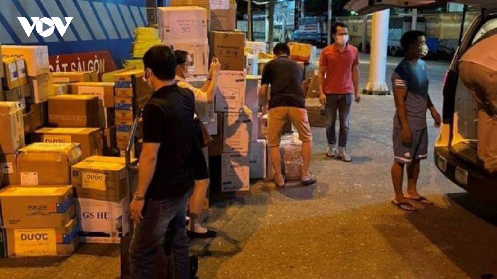 Hơn 300 y bác sĩ, 8 tấn trang thiết bị tới Trung tâm hồi sức tích cực Covid-19 TP.HCM