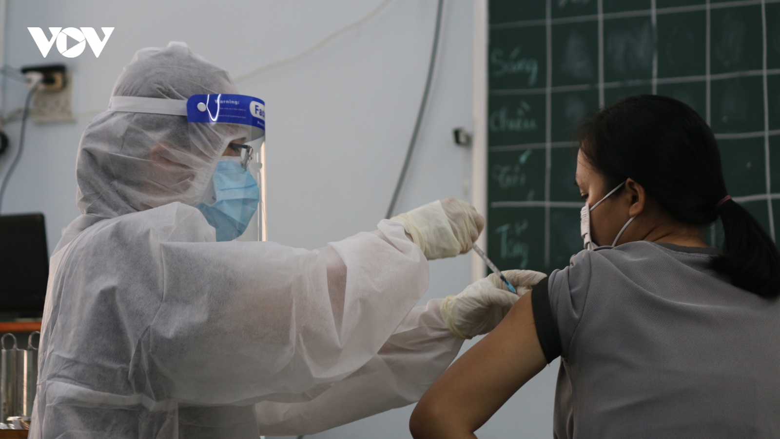 Vẫn đông người tiêm vaccine Vero Cell, một số nơi mở thêm điểm tiêm ở TP.HCM