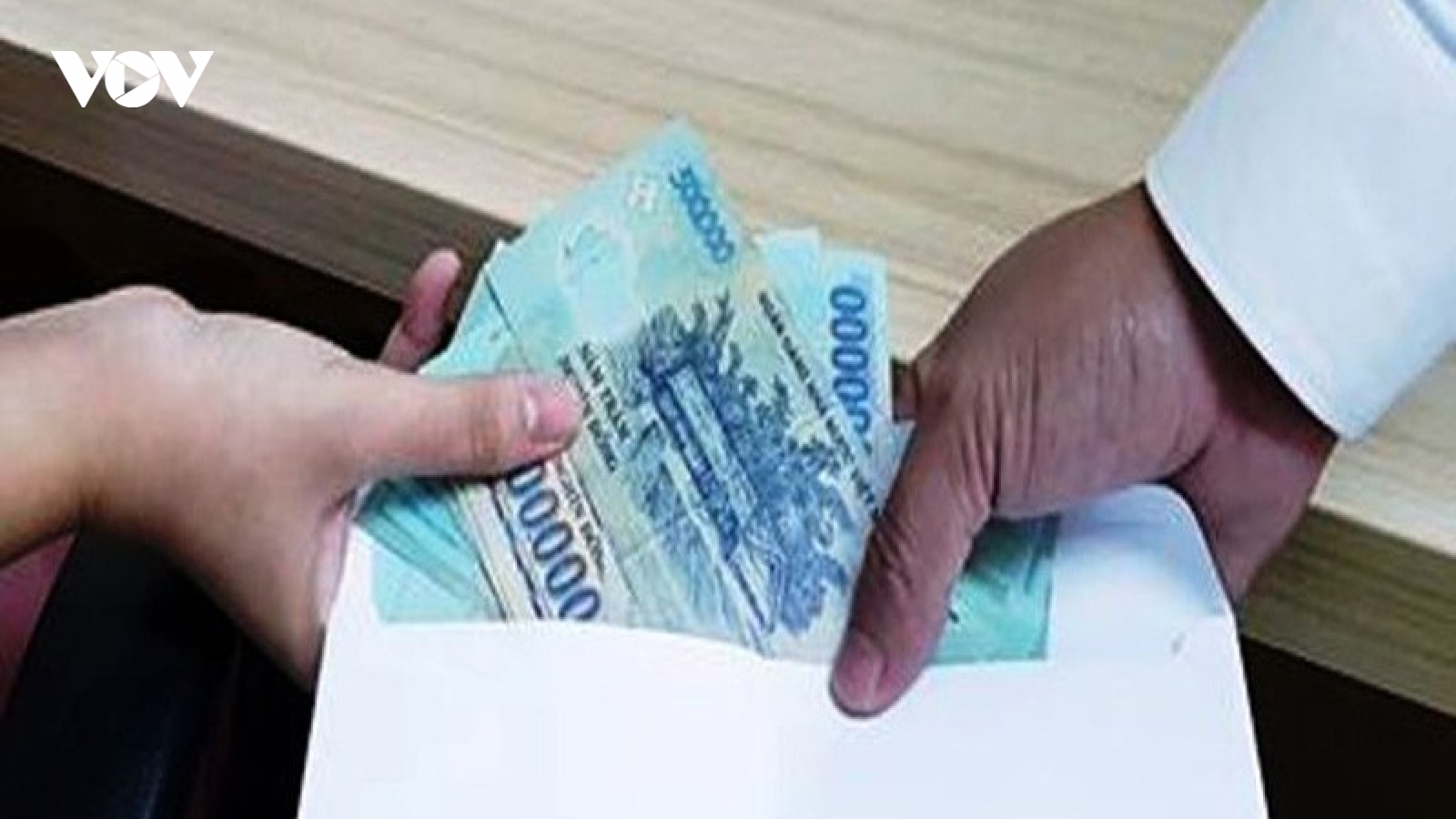 Điều tra làm rõ vụ hiệu trưởng tiểu học ở quận Tây Hồ nhận tiền để xin học trái tuyến
